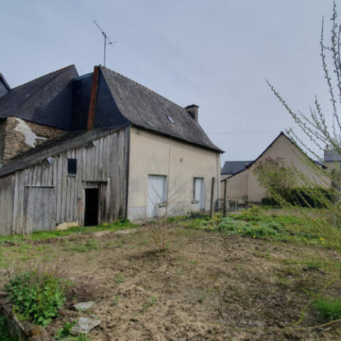 Au coeur de la commune, maison ancienne à restaurer.